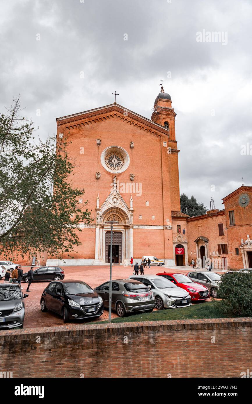 Sienne, Italie - APR 7, 2022: San Francesco est une église de basilique de style gothique érigée en 1228-1255 et élargie plus tard dans les 14th-15th siècles à Sien Banque D'Images