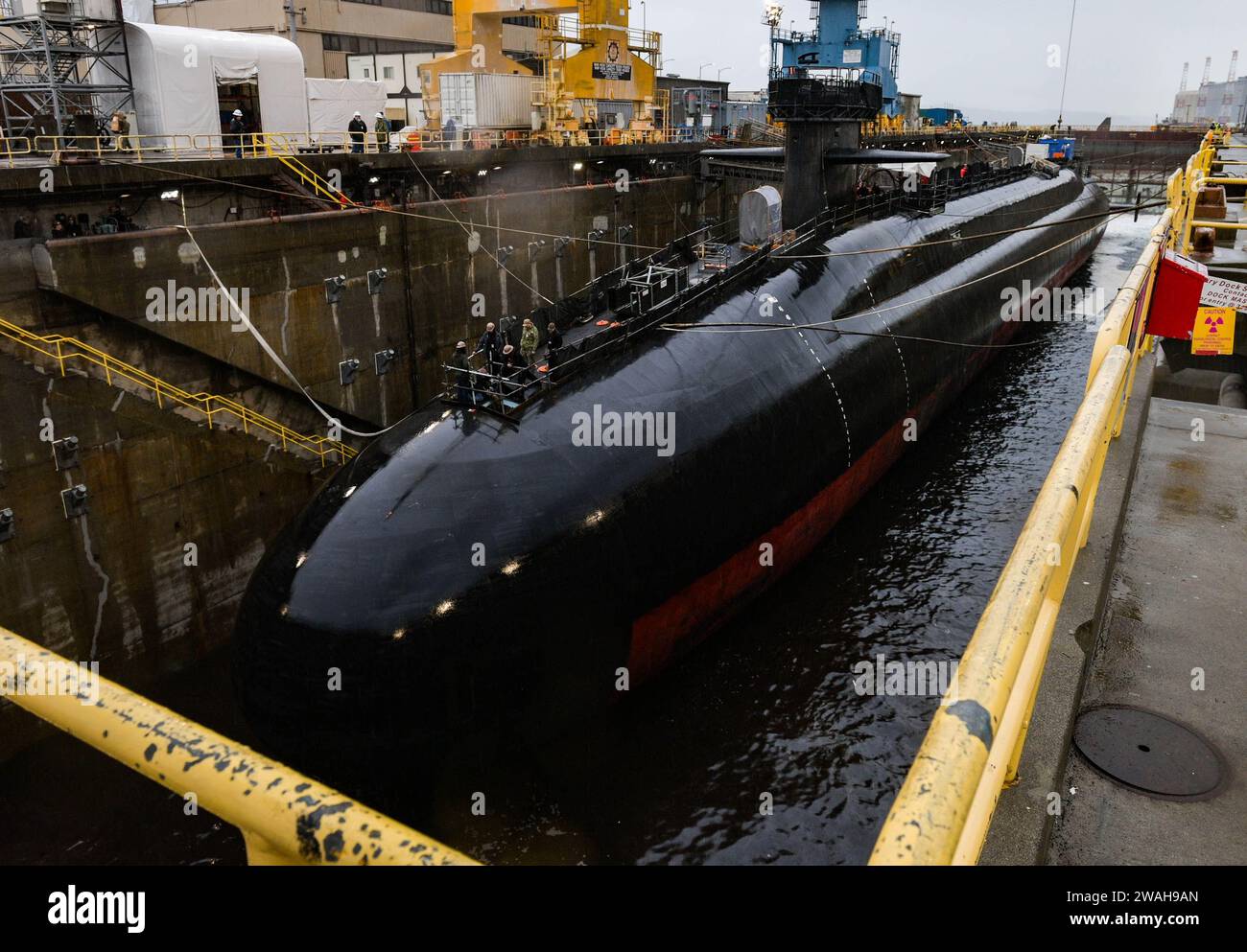 Photo du sous-marin missile balistique de classe Ohio USS Nevada (SSBN 733) amarré dans la cale sèche de Delta Pier de la base navale de Kitsap, 28 décembre 2023. La mission principale de Trident Refit Facility, Bangor (TRFB) consiste à réparer, réviser progressivement et moderniser la force sous-marine de missiles balistiques de la flotte du Pacifique. (Photo de l'US Navy par Adora Okafor, spécialiste des communications de masse de 2e classe) Banque D'Images