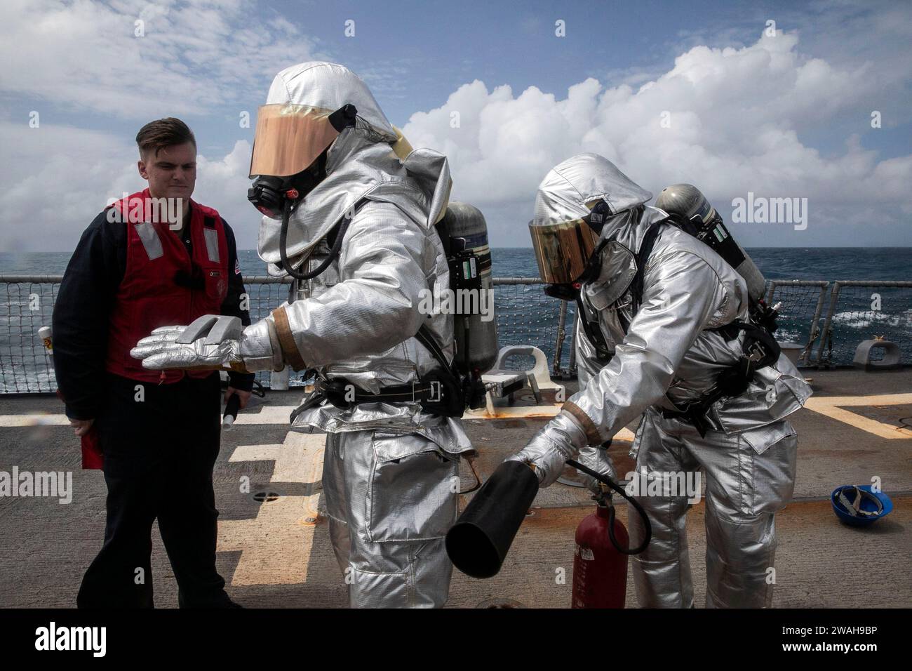 231227-N-VM650-1133 SOUTH CHINA SEA (27 décembre 2023) Damage Controlman 3rd Class Kevin Rodruquez, centre, de Whittier, Californie, Controlman 3rd Class Taylor Todd, à droite, de Santa Clarita, Californie, recherche des points chauds lors d'un tir simulé d'avion sur le pont d'envol du destroyer de missiles guidés de classe Arleigh Burke USS Sterett (DDG 104). Sterett est affecté au Carrier Strike Group 1 et déployé dans la zone d'opérations de la 7e flotte américaine en soutien à un Indo-Pacifique libre et ouvert. (Photo de l'US Navy par le spécialiste des communications de masse de 1e classe Charles J. Scudella III) Banque D'Images