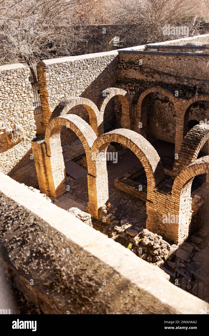Vue par-dessus les murs dans le site archéologique des bains arabes du XIIIe siècle à Ronda, Malaga, Espagne. Banque D'Images