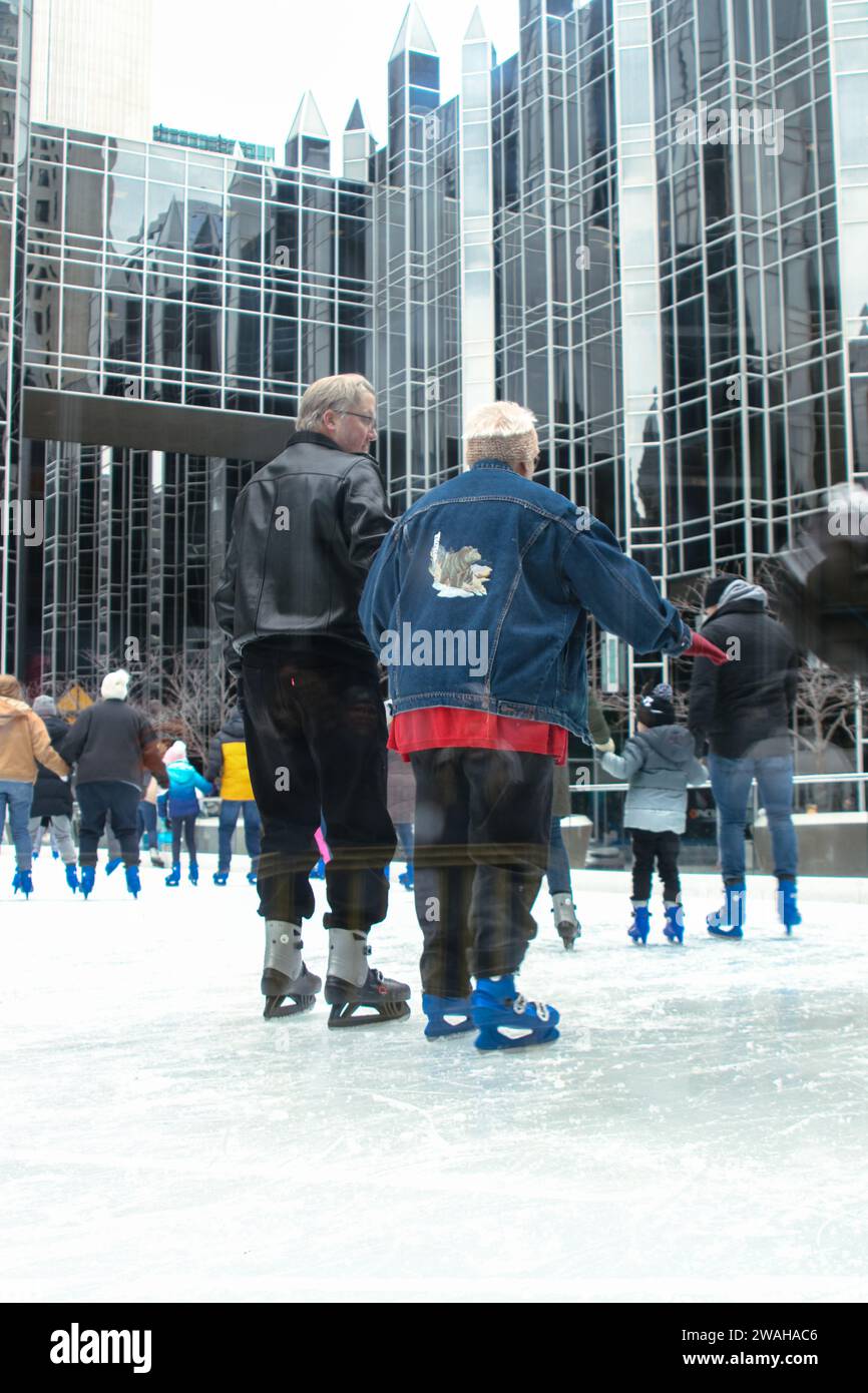 Un couple plus âgé va patiner sur glace à Pittsburgh en Pennsylvanie au sapin de Noël PPG Banque D'Images