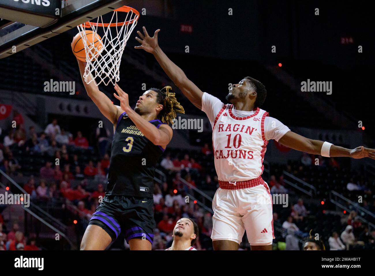 James Madison forward T.J. Bickerstaff (3) shoots against Louisiana guard Blake Butler (10) during the first half of an NCAA college basketball game in Lafayette, La., Thursday, Jan. 4, 2024. (AP Photo/Matthew Hinton) Banque D'Images