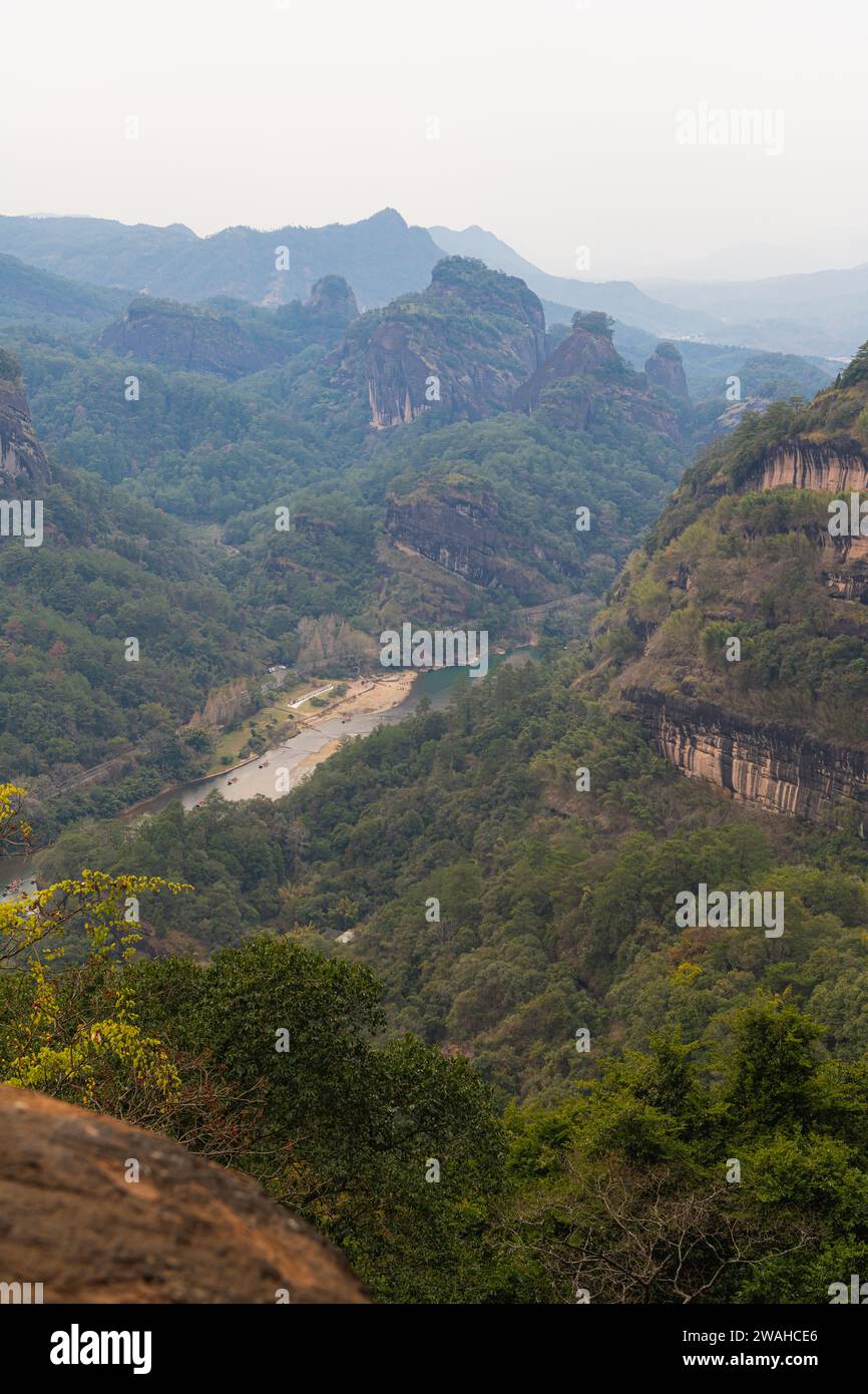 Vue rapprochée du village au bord de la rivière depuis Da Wang Shan Peak dans le Fujian, en Chine. Wuyishan zone pittoresque, espace de copie pour le texte Banque D'Images