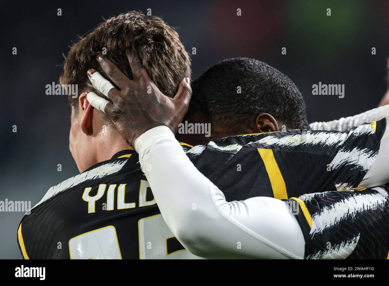 Turin, Italie. 4 janvier 2024. Un tatouage de symbole Ban the Bomb est vu sur la main de Timothy Weah de la Juventus alors qu'il célèbre avec son coéquipier Kenan Yildiz après avoir marqué pour donner à l'équipe une avance de 6-1 lors du match de Coppa Italia à Allianz Stadium, Turin. Le crédit photo devrait se lire : Jonathan Moscrop/Sportimage crédit : Sportimage Ltd/Alamy Live News Banque D'Images
