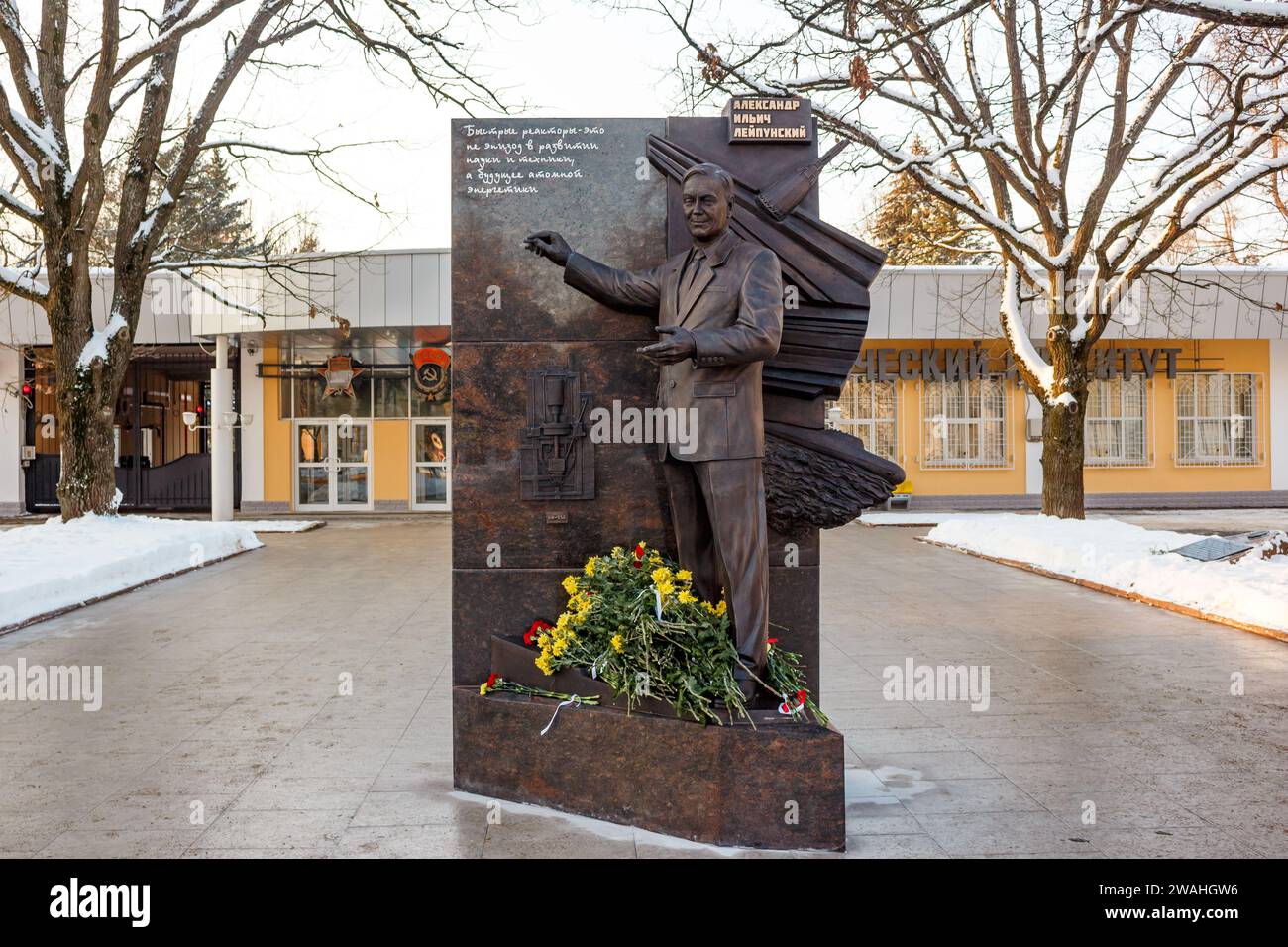 Monument au physicien Alexander Leypunsky à l'Institut de physique et d'énergie à Obninsk, Russie - 7 décembre 2023 Banque D'Images