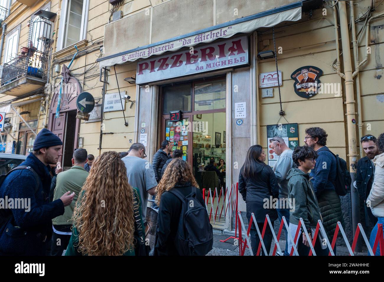 Naples, Italie : 2023 novembre 18 : les gens attendent dans la rue à la Antica Pizzeria Da Michele de 1870 où l'authentique pizza Margherita est faite Banque D'Images