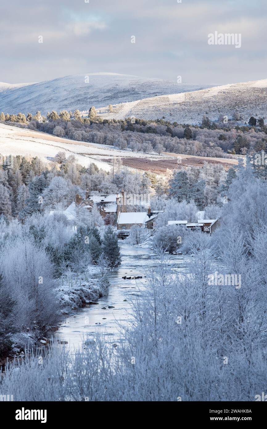 Rivière Gairn dans la neige. Gairnshiel, Cairngorms, Highlands, Écosse Banque D'Images