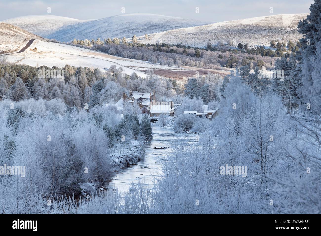 Rivière Gairn dans la neige. Gairnshiel, Cairngorms, Highlands, Écosse Banque D'Images