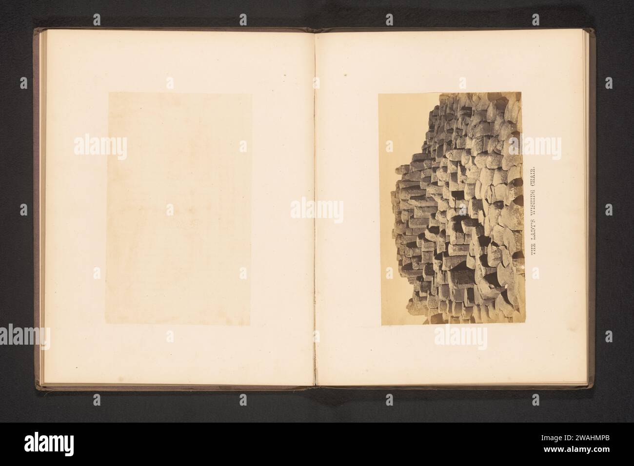 Vue de la formation rocheuse The Lady's Wishing chair, John Hudson, v. 1862 - en 1867 ou avant photographie Giant's Causeway support photographique paysages imprimés albumen. Formations rocheuses Giant's Causeway Banque D'Images