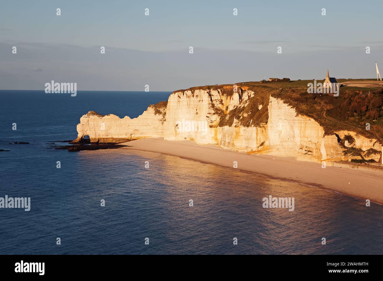 Belle vue panoramique sur les falaises se reflétant dans la mer près d'Etretat, Normandie, France Banque D'Images