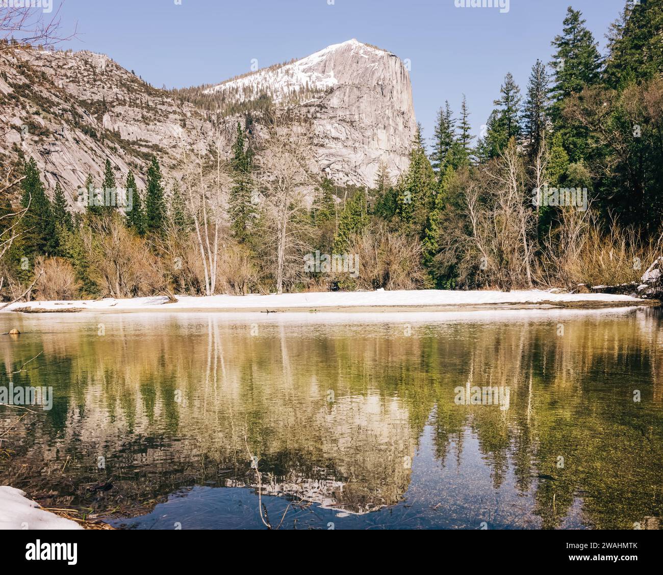 Lac miroir dans le parc national Yosemite en hiver, Californie, USA Banque D'Images