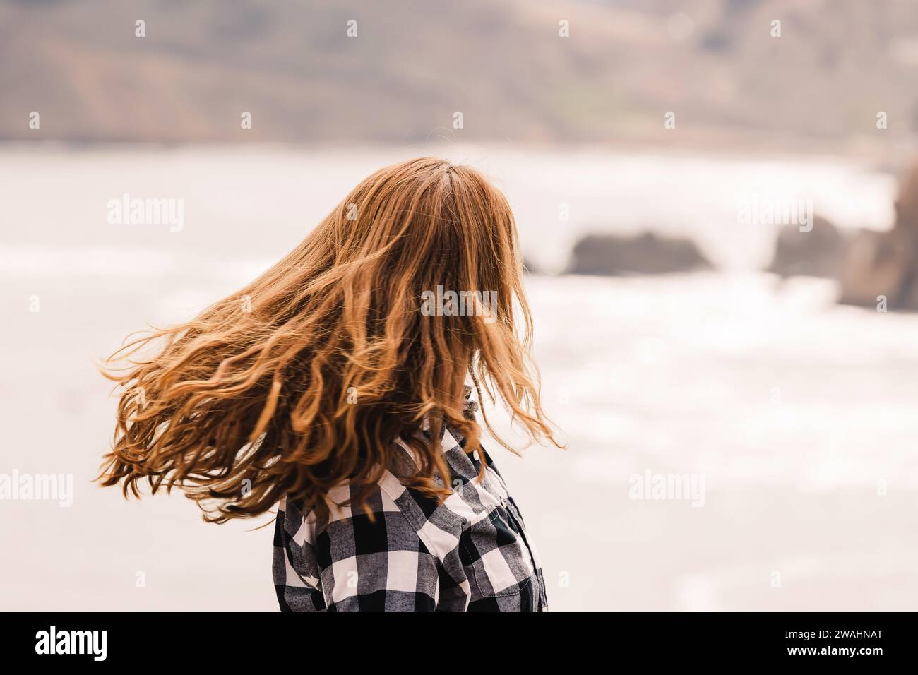 Femme avec les cheveux longs près de l'océan, foyer sélectif Banque D'Images