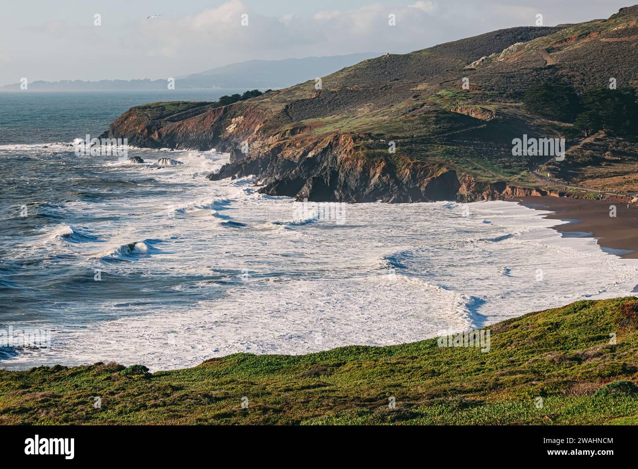 Côte nord de la Californie près de San Francisco par jour ensoleillé, point Bonita, grosses vagues sur l'océan Banque D'Images