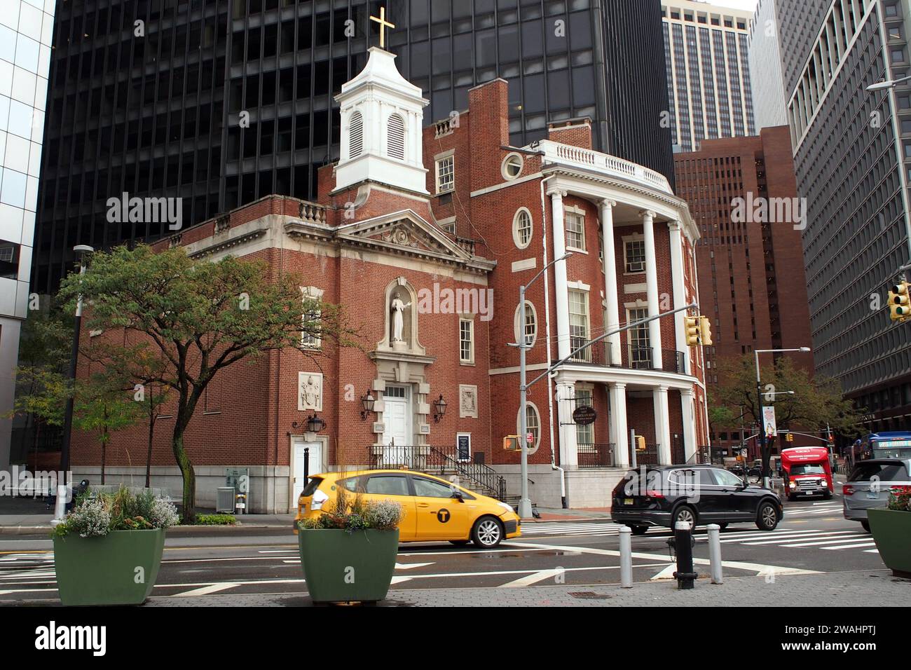 Église notre-Dame du Saint Rosaire (à gauche) à côté de la James Watson House, dans le Lower Manhattan, New York, NY, États-Unis Banque D'Images
