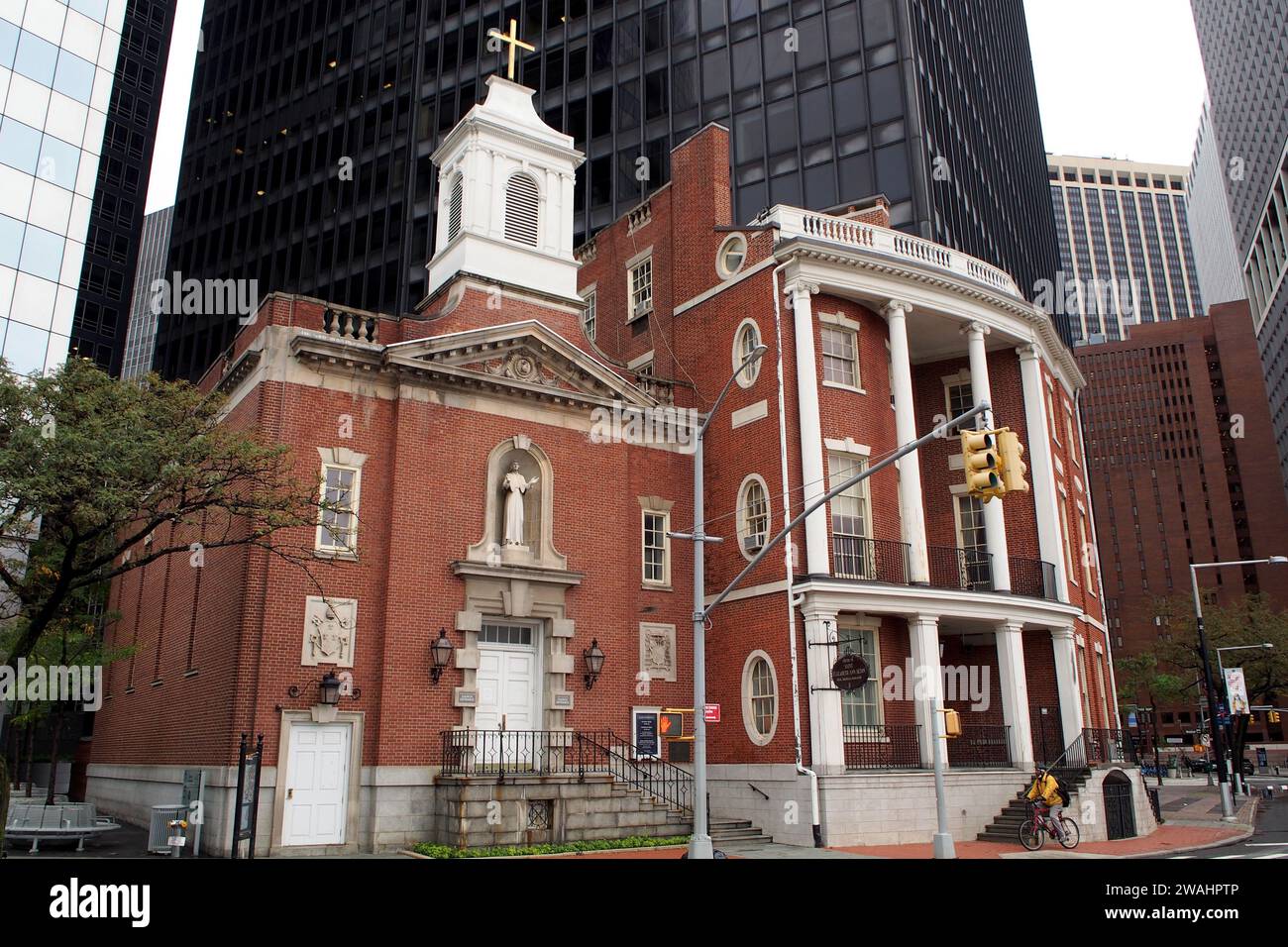 Église notre-Dame du Saint Rosaire (à gauche) à côté de la James Watson House, dans le Lower Manhattan, New York, NY, États-Unis Banque D'Images