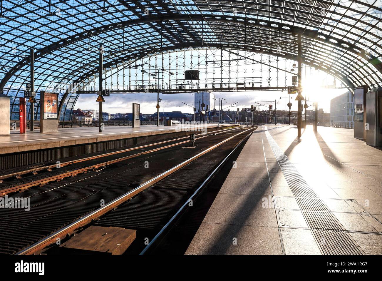 Aucun service de train et aucun passager à la gare centrale de Berlin. Le syndicat Verdi et le syndicat des chemins de fer et des transports (EVG) sont en grève pour 24 Banque D'Images