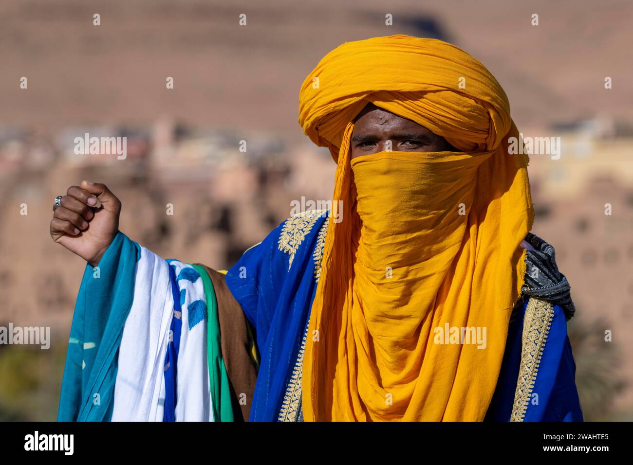 Portrait, berbère avec turban, vêtements traditionnels, Maroc Banque D'Images