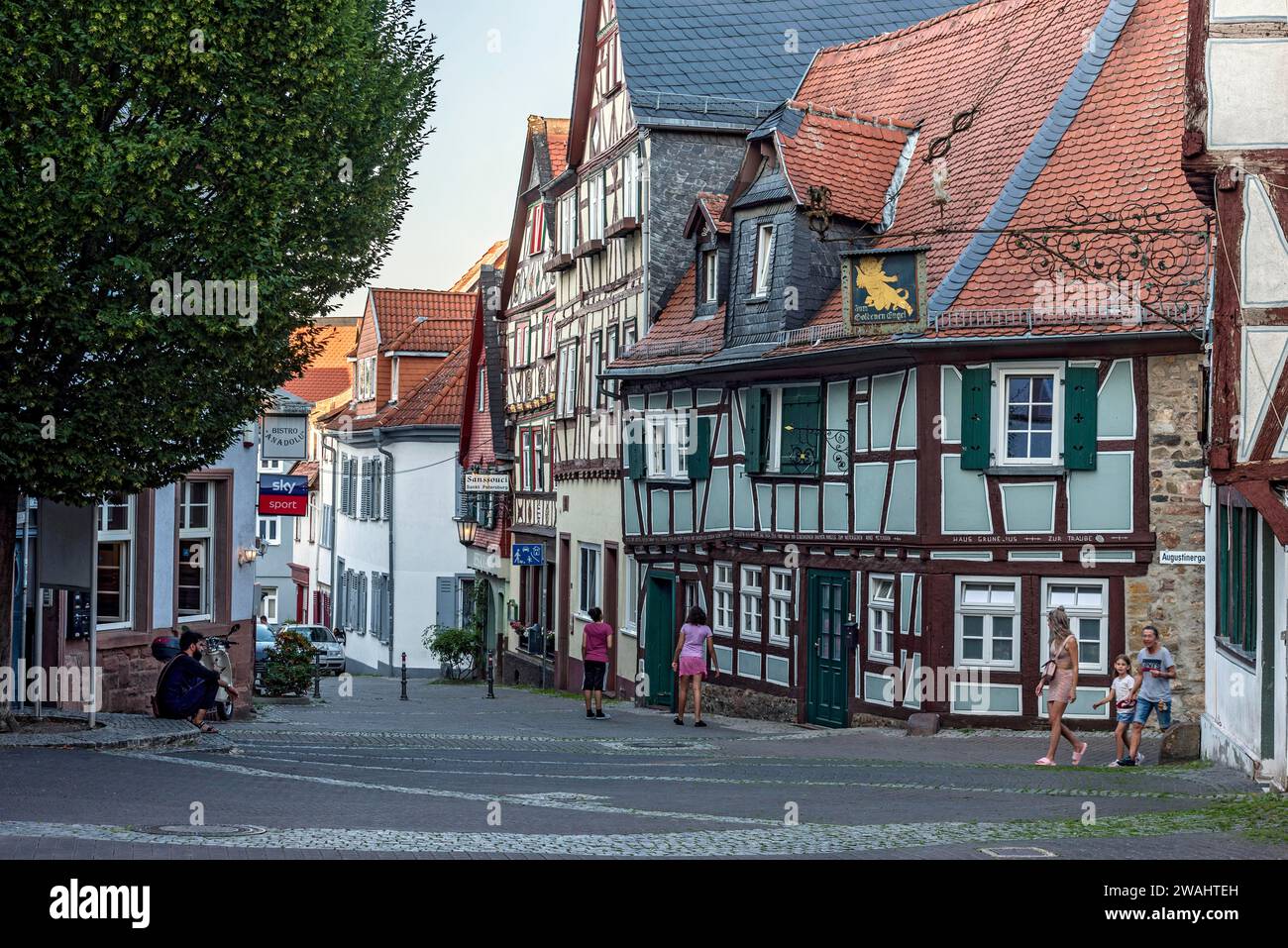 Maisons médiévales historiques à colombages, rangée de maisons, zone piétonne, rue de jeux, petite place dans le centre historique, Friedberg, Wetterau, Hesse Banque D'Images