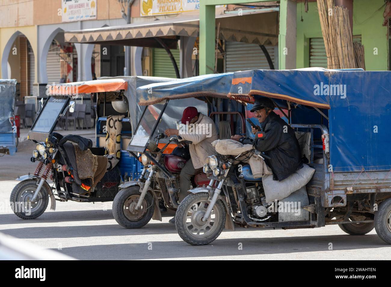 Scène de rue, tuk tuks marocains avec chauffeur, Merzouga, Maroc Banque D'Images