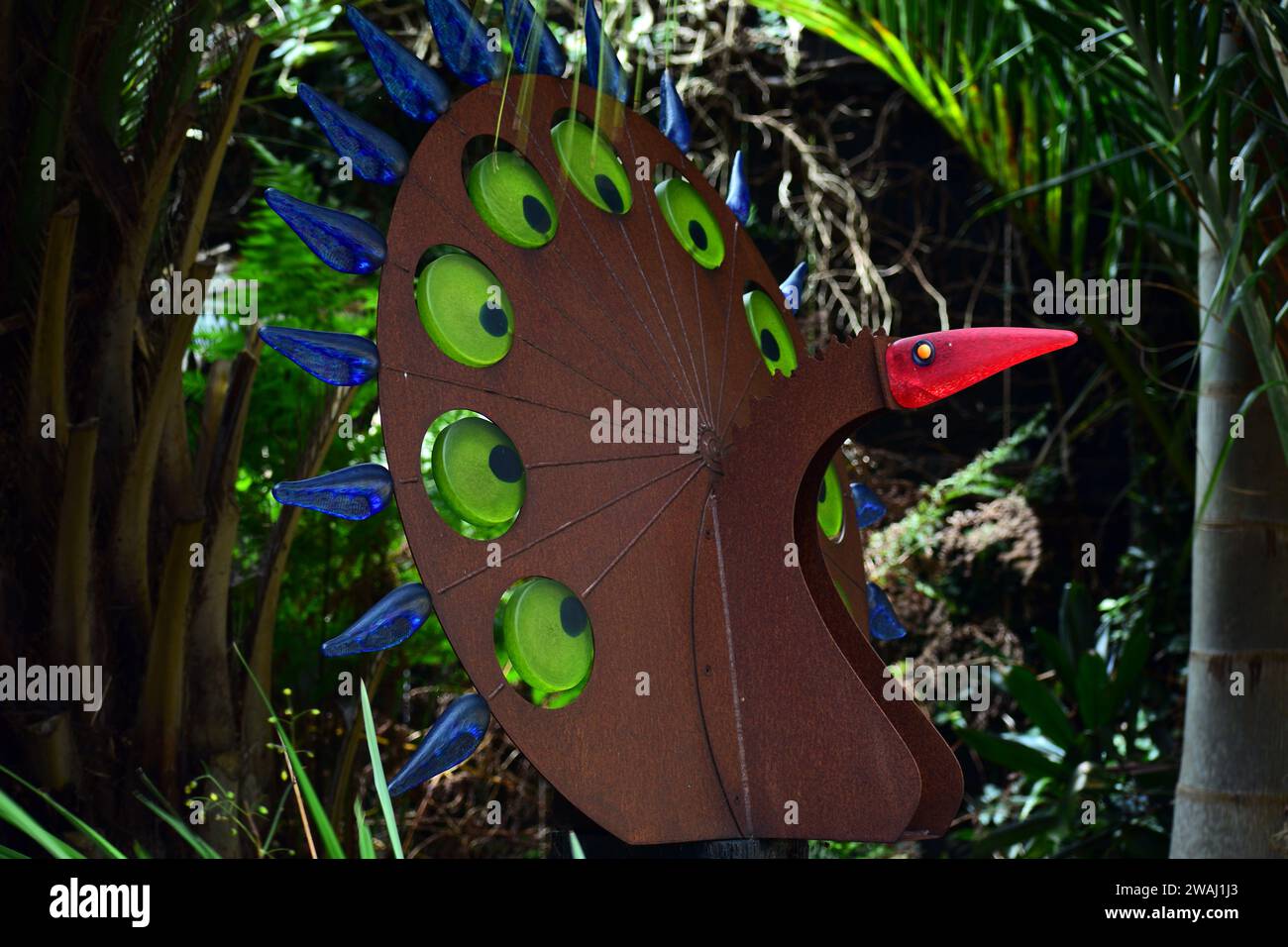 Matakana, Nouvelle-Zélande. Parc Sculptureum. Drôle de sculpture de jardin représentant un oiseau non identifié. Verre et métal rouillé comme ses éléments de construction. Banque D'Images