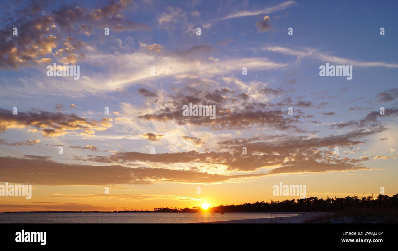 Une photographie d'un coucher de soleil à Pensacola, Floride, États-Unis. Banque D'Images