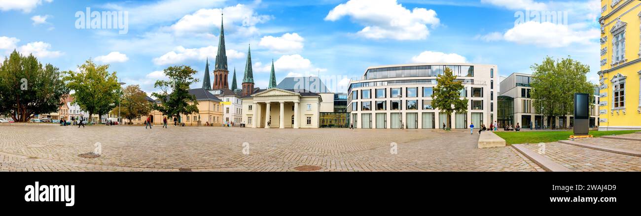 Oldenburg, centre-ville à Schlossplatz avec St. Église Lambert - Innenstadt am Schlossplatz mit St. Lambertikirche Banque D'Images
