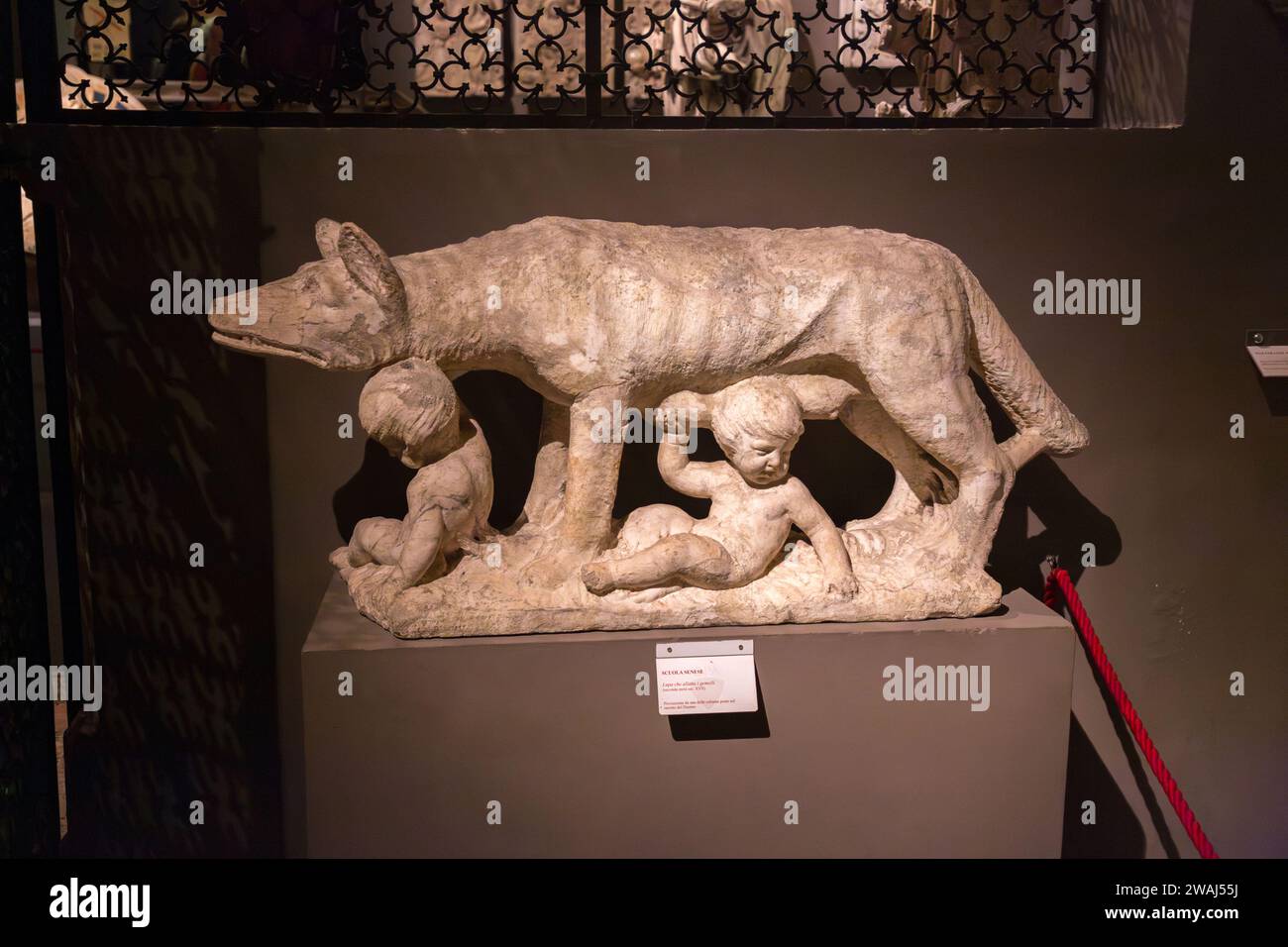 Sienne, Italie - APR 7, 2022: La sculpture du loup de Capitoline représentant une scène de la légende de la fondation de Rome. Banque D'Images