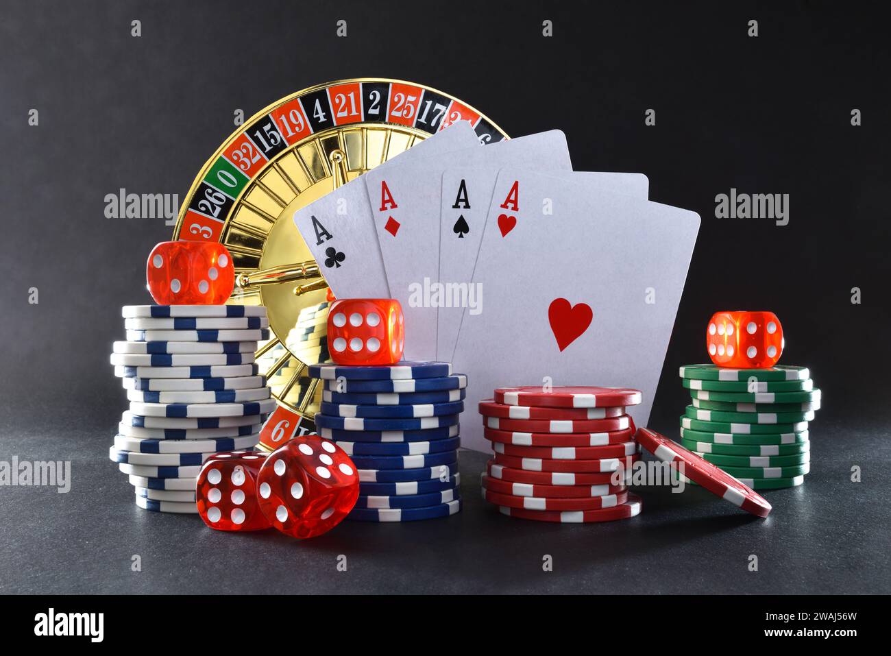 Fond de jeux de casino isolé sur la table noire avec des cartes à jouer, des jetons de pari, des dés et la roulette pour jouer à divers jeux de hasard. Vue avant. Banque D'Images