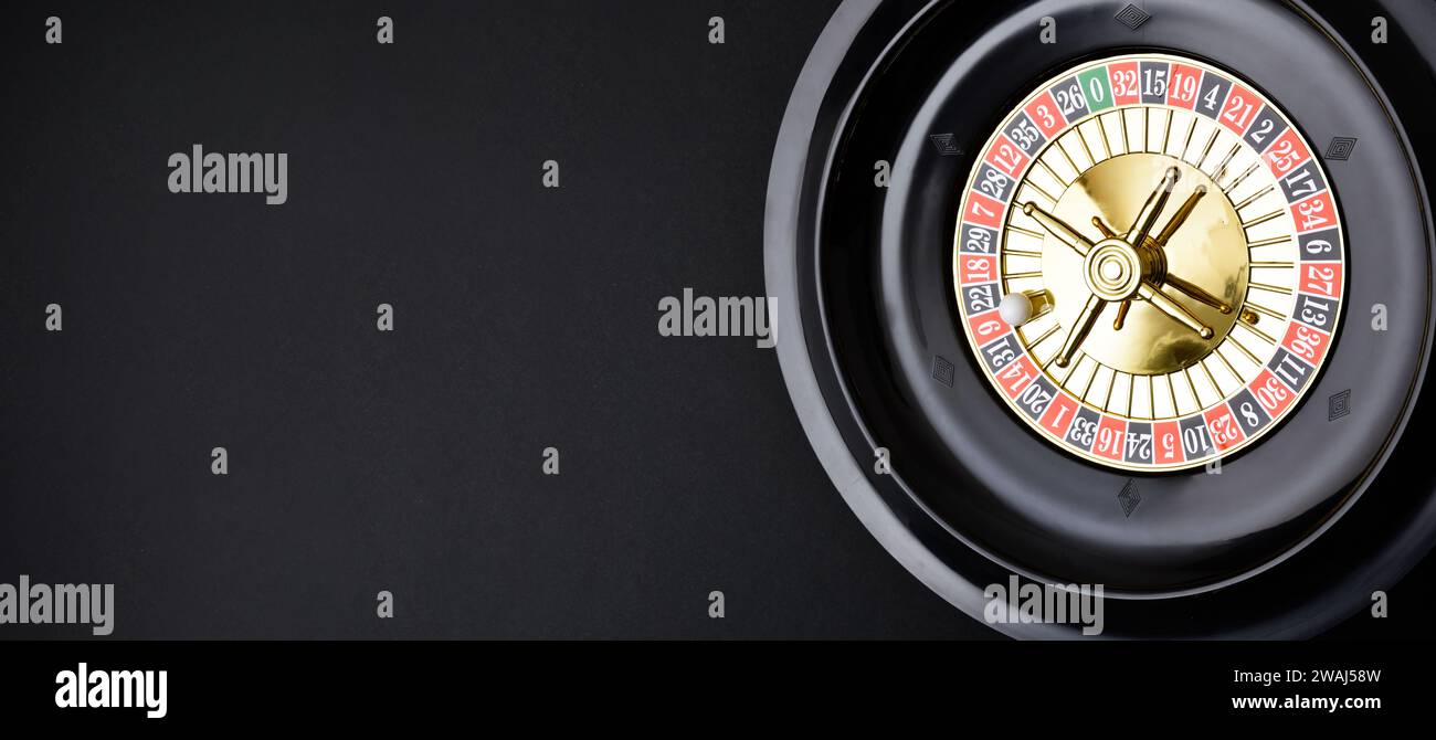 Détail de la roulette de casino avec boule sur le neuf rouge sur fond isolé noir. Vue de dessus. Banque D'Images