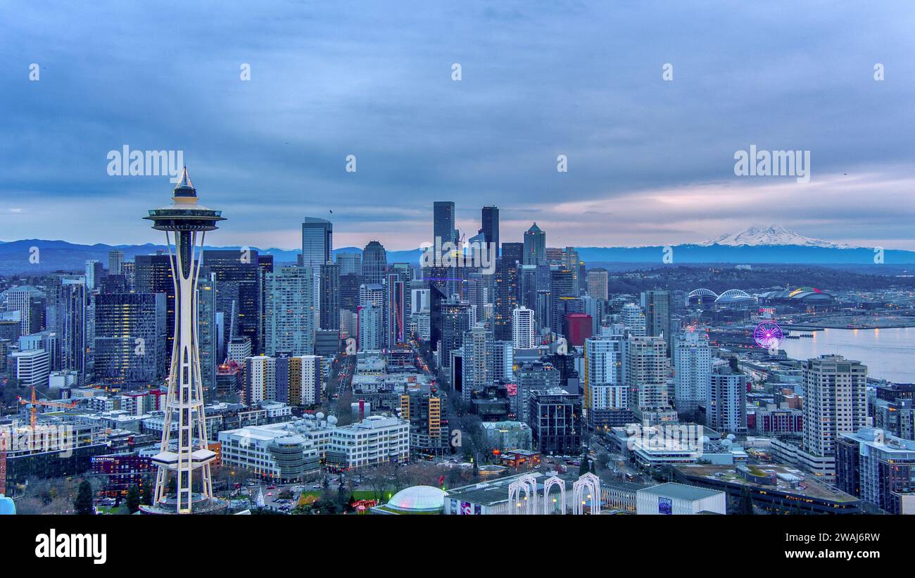 La Skyline urbaine de Seattle, Washington au coucher du soleil à Noël Banque D'Images