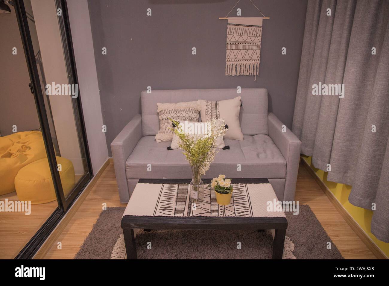 Un design intérieur d'une pièce moderne avec un canapé à côté de la chambre Banque D'Images