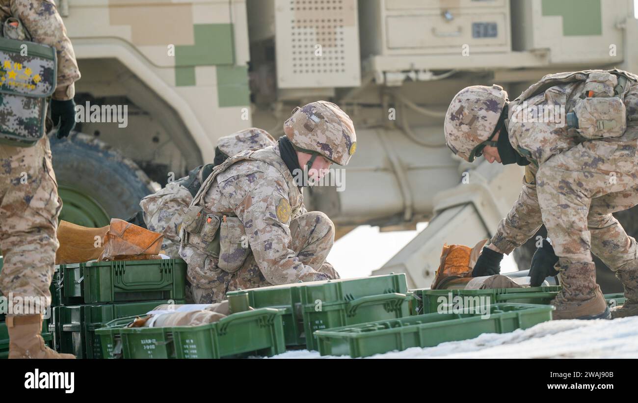 XINJIANG, CHINE - 24 FÉVRIER 2023 - des soldats descellent des munitions, 24 février 2023, Xinjiang, Chine. Banque D'Images
