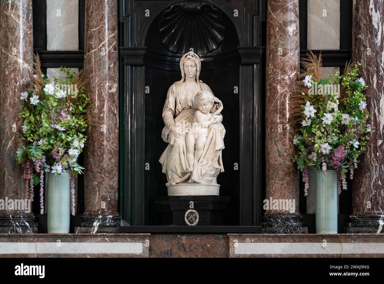La Madone de Bruges est une sculpture en marbre de Michel-Ange de la Vierge Marie et de l'enfant, église notre-Dame, Bruges, Belgique. Banque D'Images