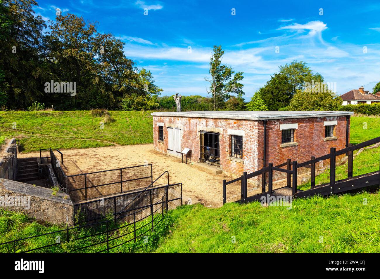 Le magasin d'outils et les escaliers du magazine au 19th Century Reigate fort, Surrey, Angleterre Banque D'Images