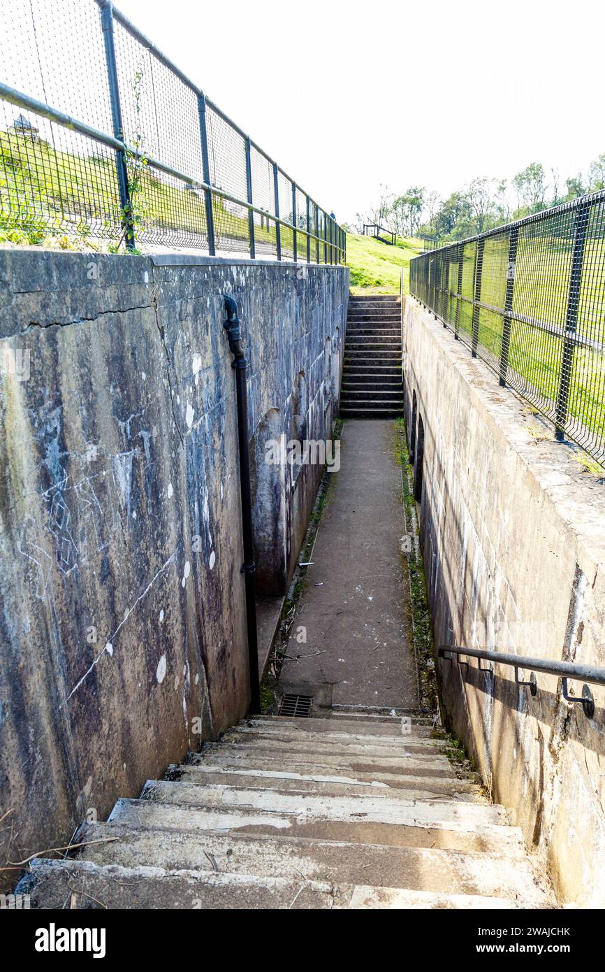 Escalier descendant vers les casemates au fort de Reigate du 19e siècle, Surrey, Angleterre Banque D'Images