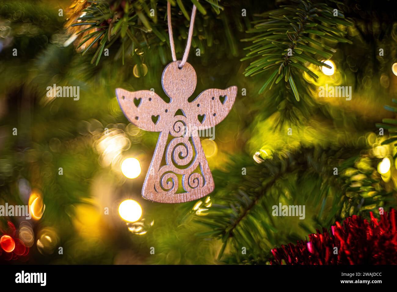 Un ornement angélique sur un arbre de Noël traditionnel, ajoutant une touche festive à la saison des fêtes Banque D'Images