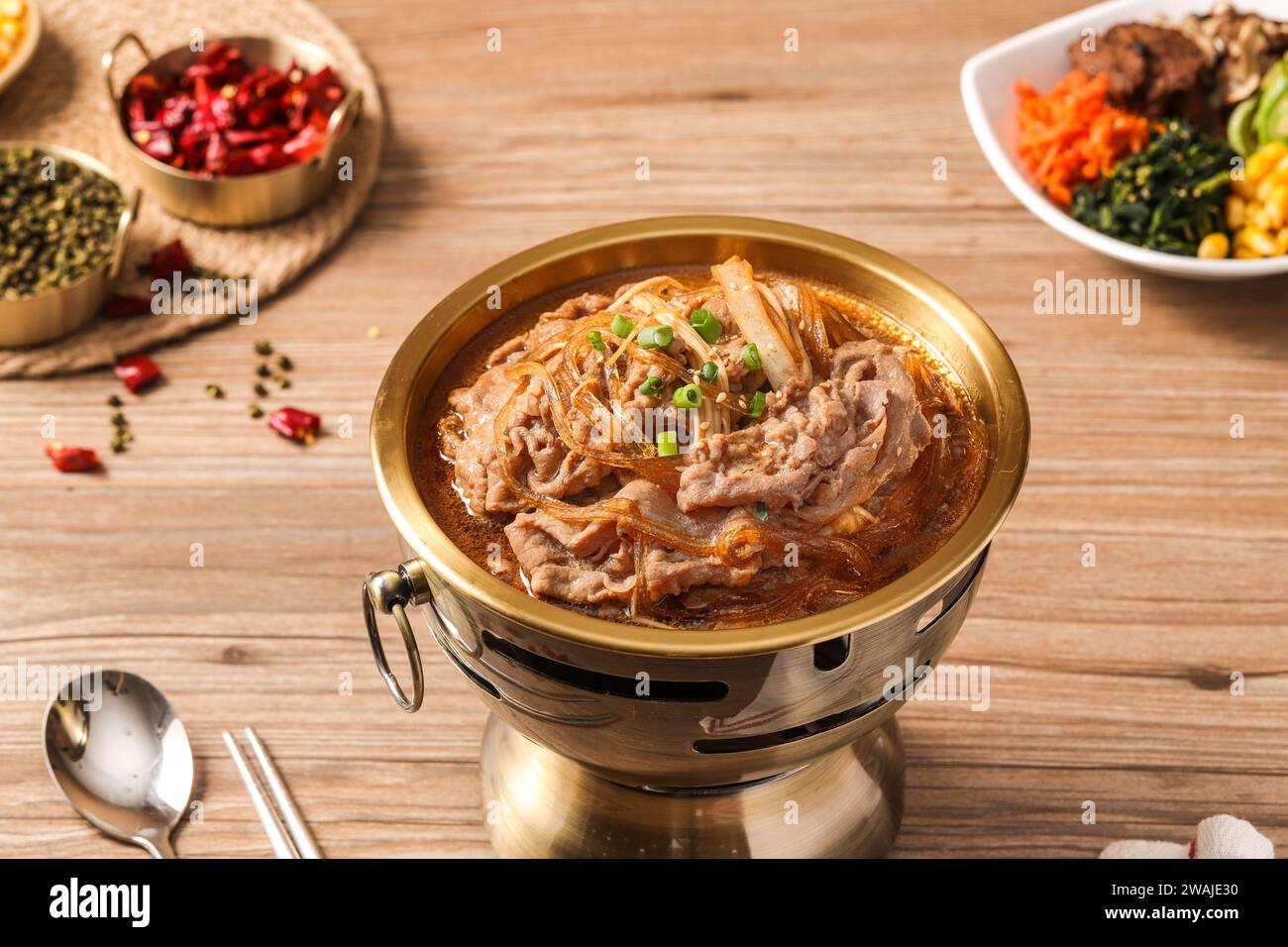 Nouilles en verre avec du bœuf gras dans un pot de fer, style Coran Banque D'Images