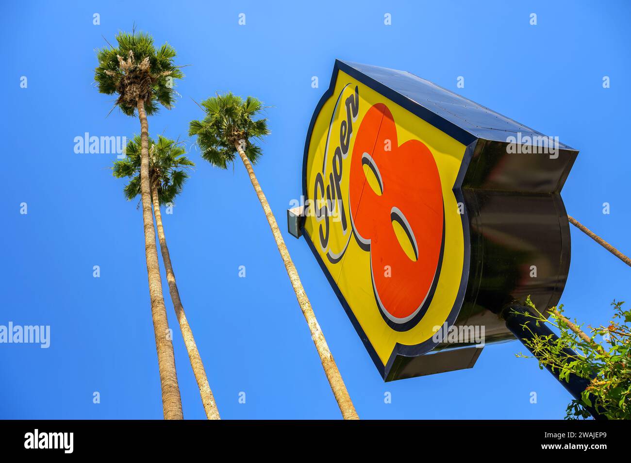 Enseigne de la chaîne de motels Super 8 Worldwide à Bakersfield, Californie Banque D'Images