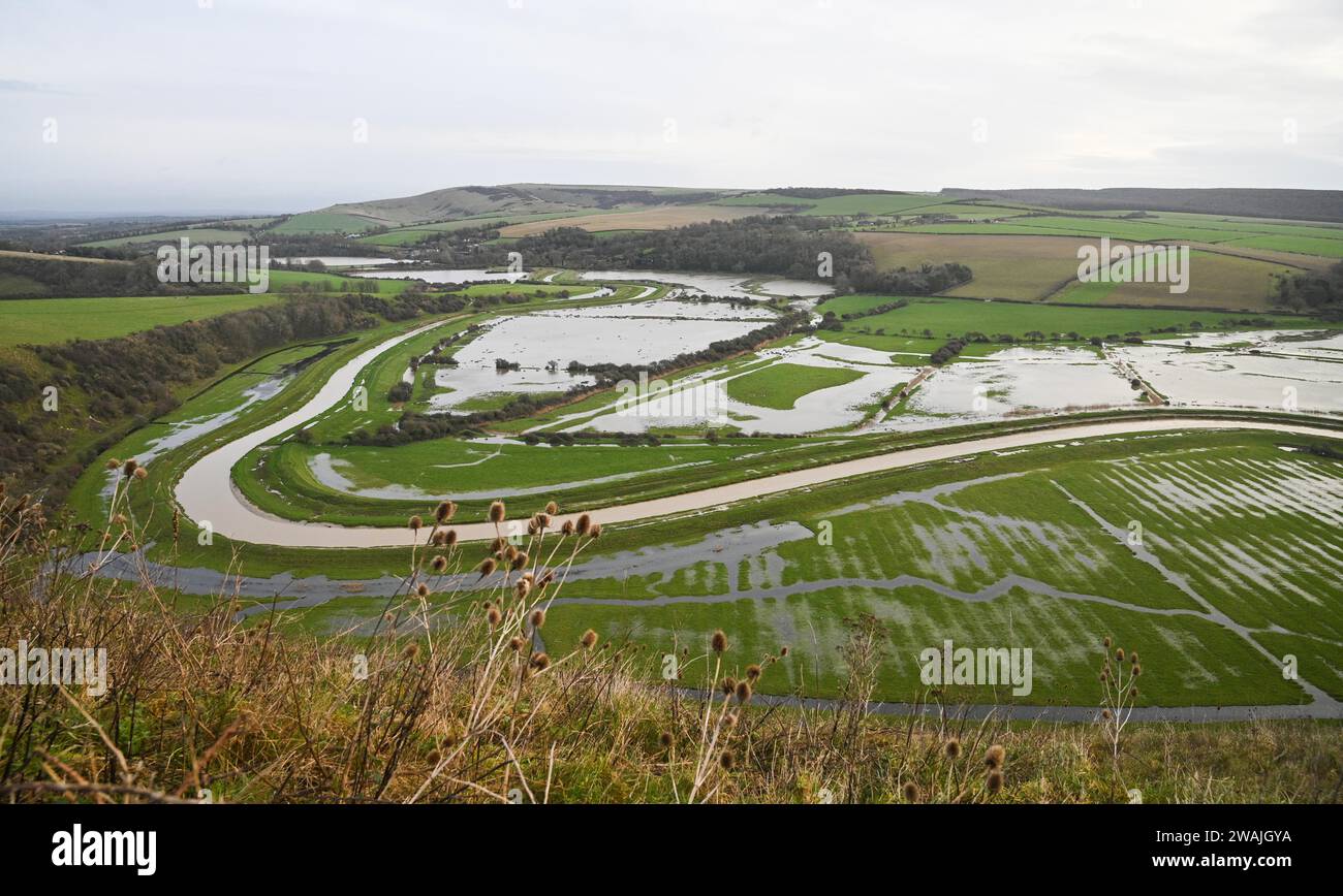 Alfriston, Sussex Royaume-Uni 5 janvier 2024 - inondation par la rivière Cuckmere qui a éclaté ses rives près d'Alfriston après une autre nuit de fortes pluies avec plus de 300 avertissements d'inondation et de météo émis dans tout le pays : crédit Simon Dack / Alamy Live News Banque D'Images