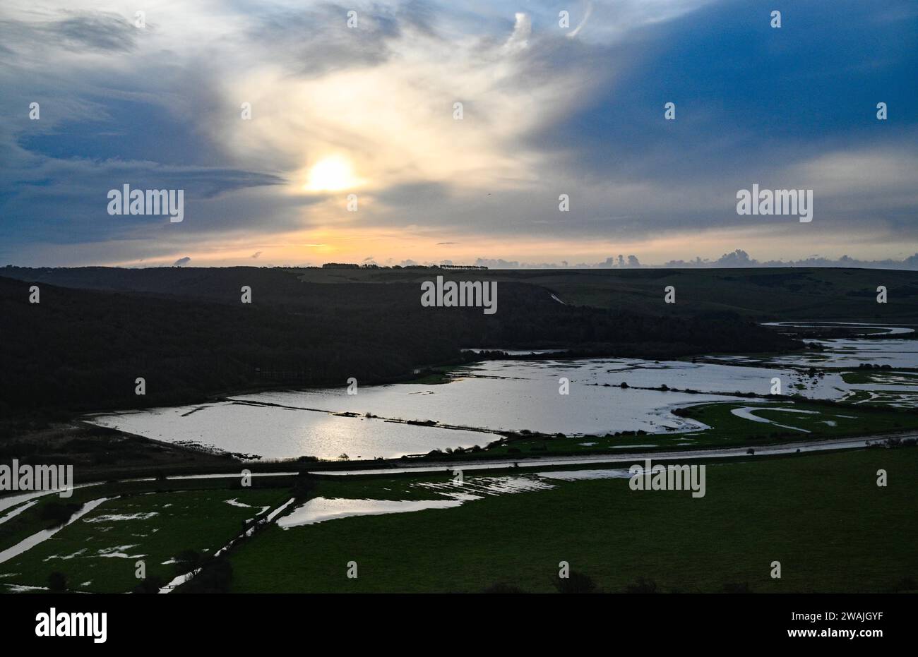 Alfriston, Sussex Royaume-Uni 5 janvier 2024 - inondation par la rivière Cuckmere qui a éclaté ses rives près d'Alfriston après une autre nuit de fortes pluies avec plus de 300 avertissements d'inondation et de météo émis dans tout le pays : crédit Simon Dack / Alamy Live News Banque D'Images