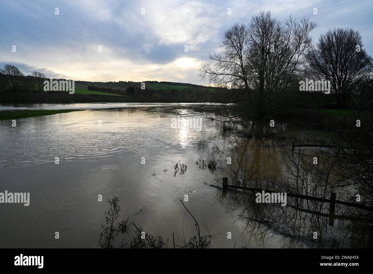 Alfriston, Sussex Royaume-Uni 5 janvier 2024 - inondation par la rivière Cuckmere qui a éclaté ses rives près d'Alfriston après une autre nuit de fortes pluies avec plus de 300 avertissements d'inondation et de météo émis dans tout le pays : crédit Simon Dack / Alamy Live News Banque D'Images