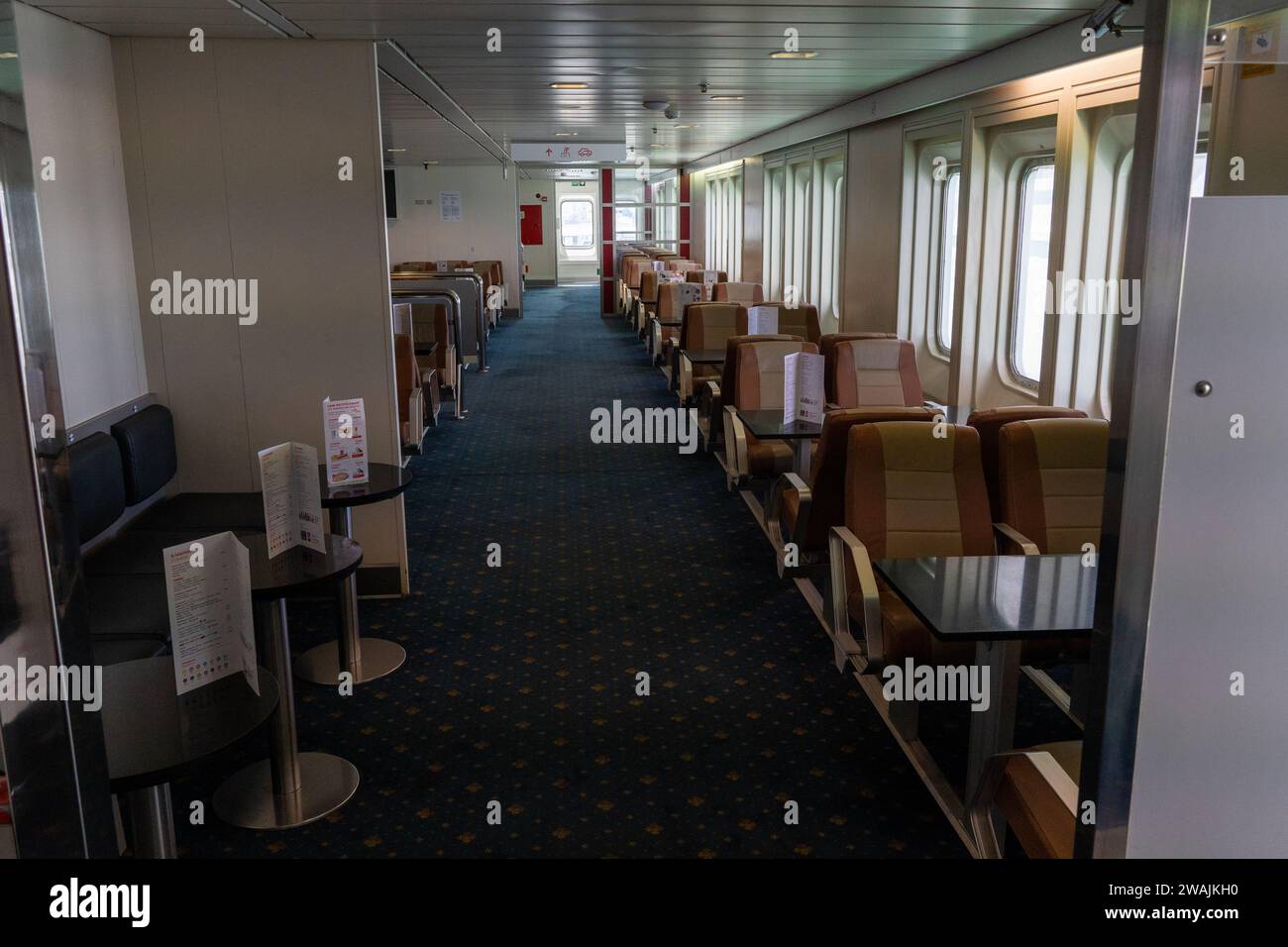 Le restaurant vide d'un ferry traversant la mer. Photo de haute qualité. Voyager, bar, vide, seul Banque D'Images