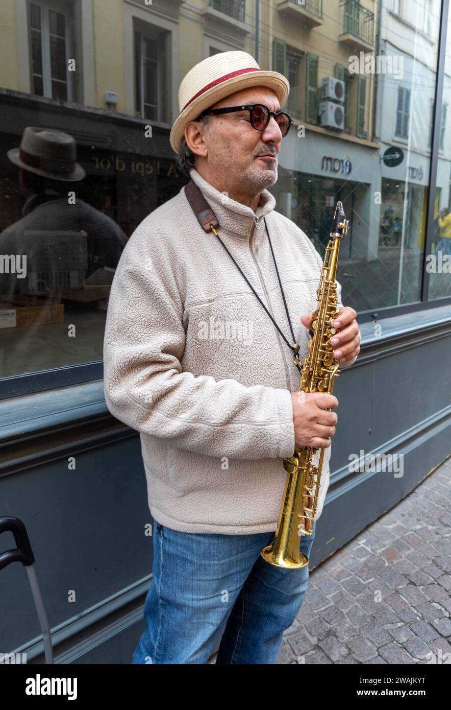 Musicien jouant Un saxophone ténor à Nice France Banque D'Images