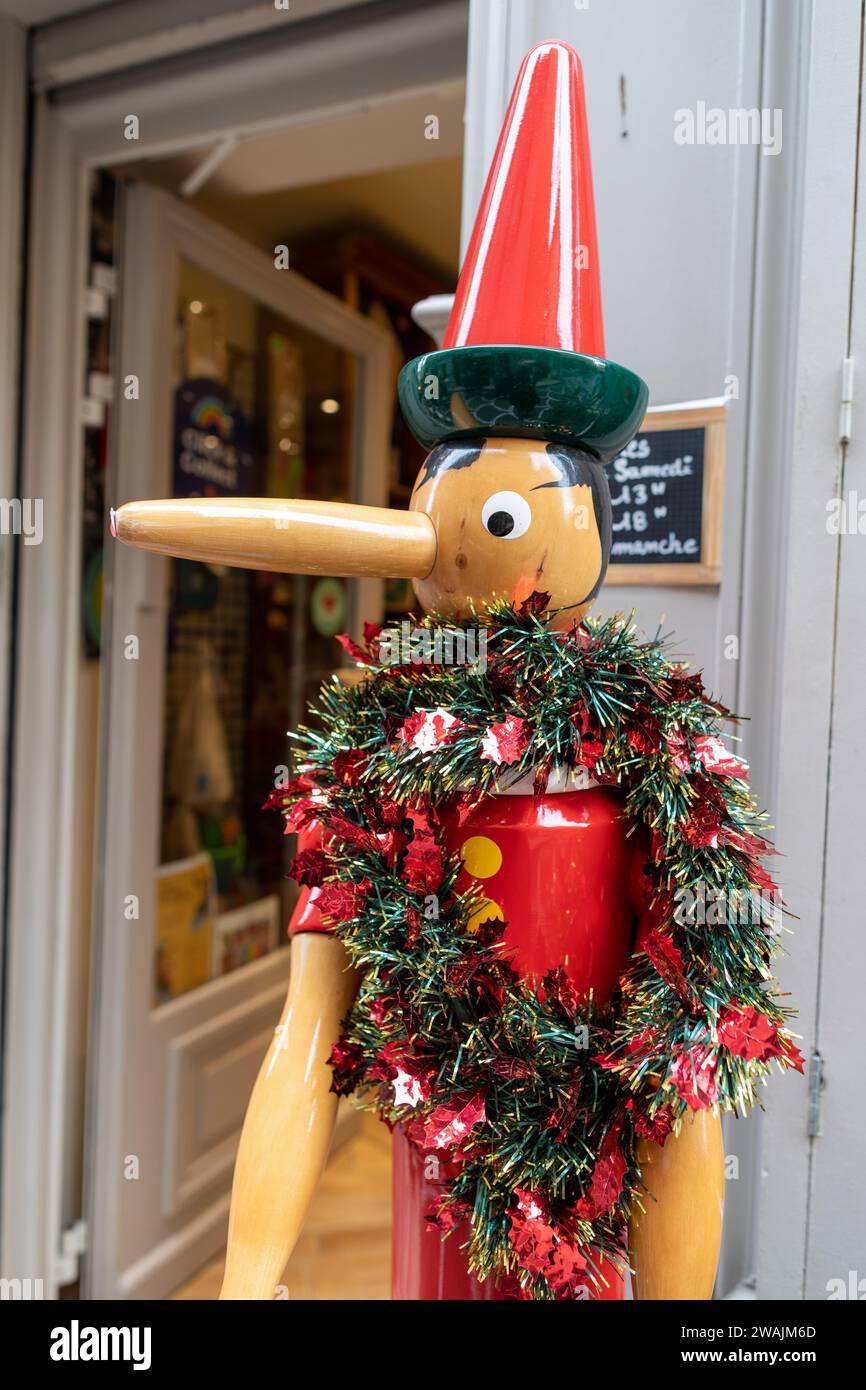 Un Pinocchio en bois à Nice France Banque D'Images