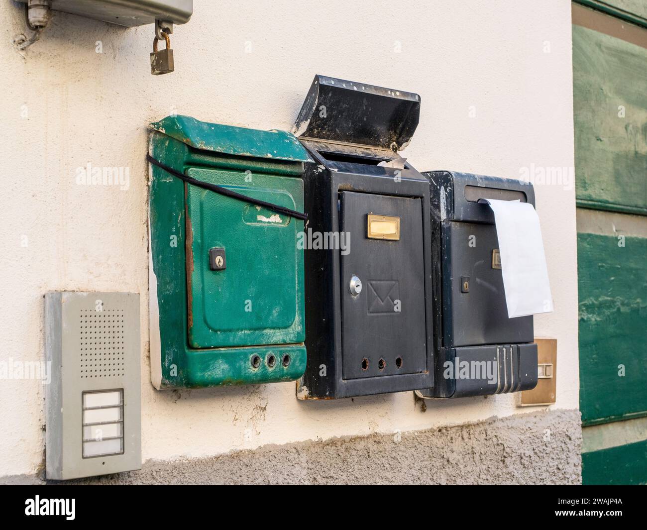 boîte postale de l'appartement fixée au mur Banque D'Images