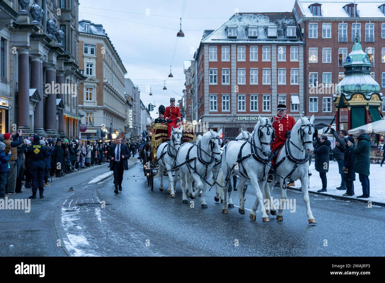 Reine Margrethe II Ride en Golden Carriage Banque D'Images