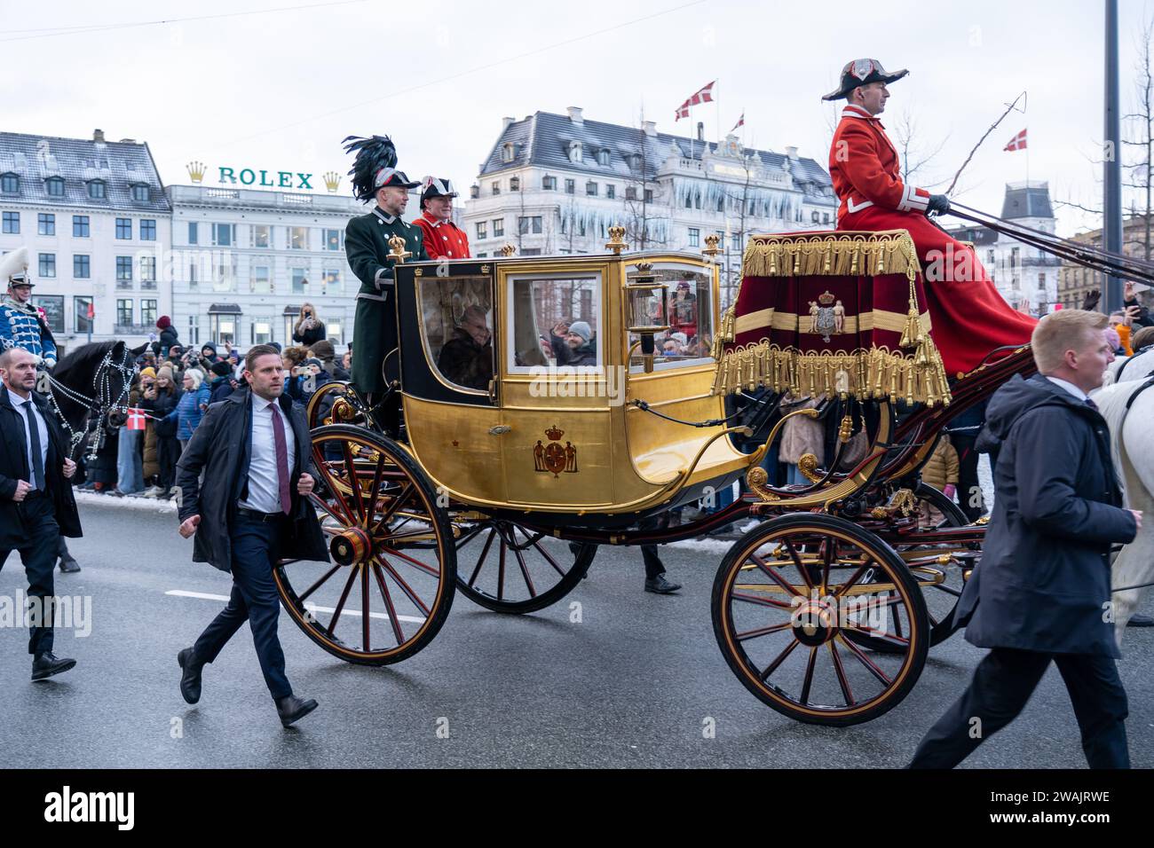 Copenhague, Danemark - 04 janvier 2024 : la reine Margrethe dans son autocar doré de 24 carats est escortée par le régiment des hussards de la garde sur le chemin de Christia Banque D'Images