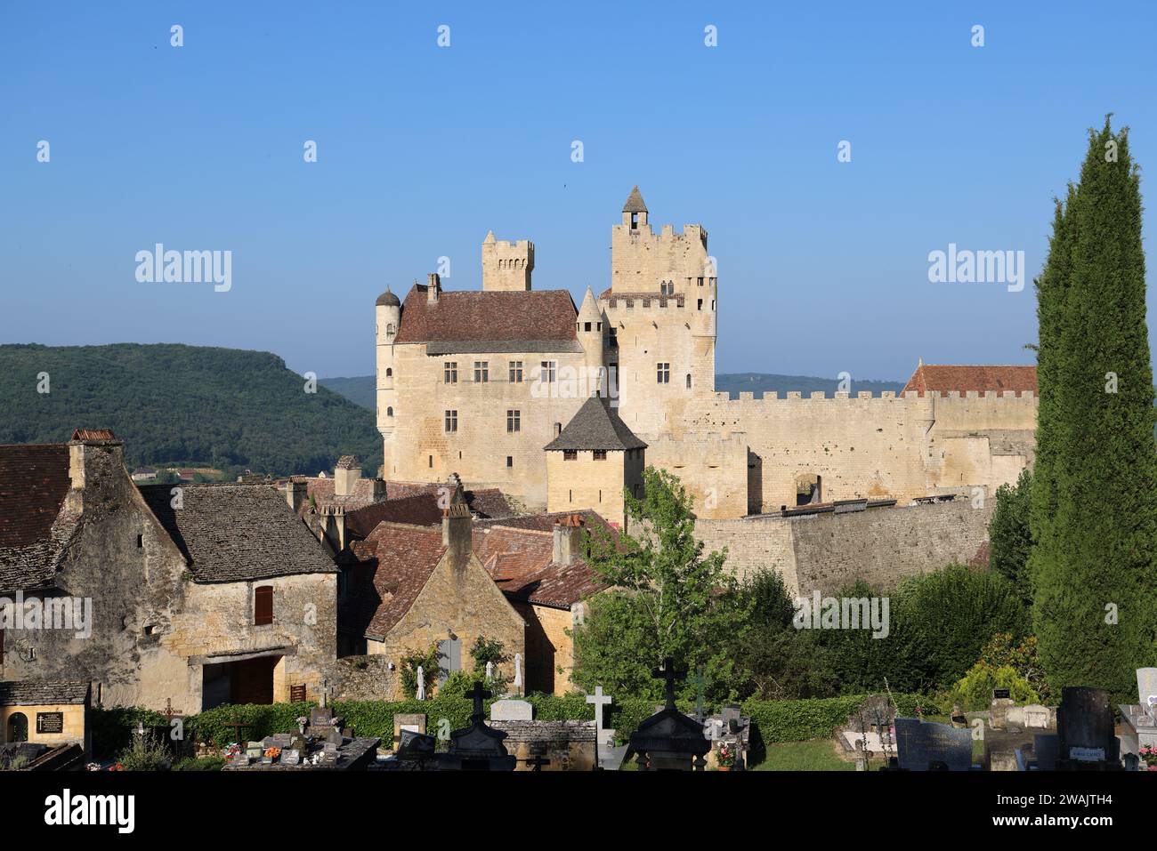 L'exceptionnel Château fortifié de Beynac vu du haut du village de Beynac en Périgord Noir. Le village de Beynac est l'un des plus beaux Banque D'Images