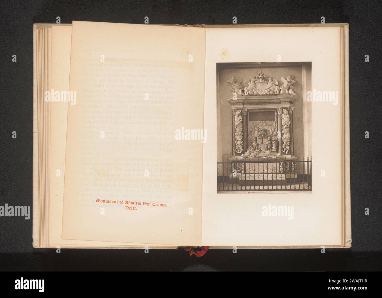 Monument funéraire pour Maarten Tromp dans l'Oude Kerk à Delft, Charles L. Mitchell, c. 1884 - en ou avant 1894 impression photomécanique Oude église bushon paper tombeau, tombeau monumental. intérieur de l'église Banque D'Images