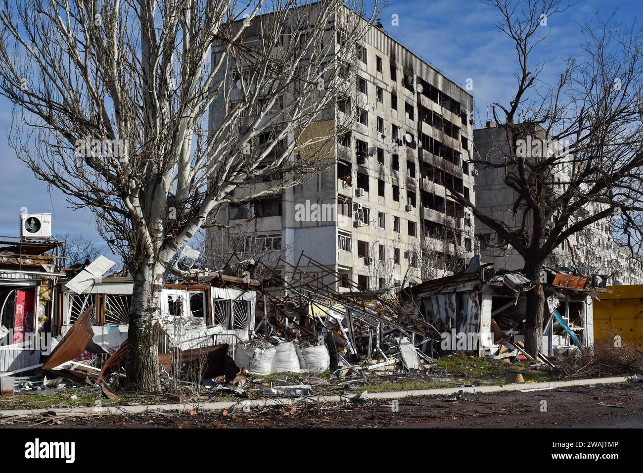 Orikhiv, Ukraine. 04 janvier 2024. Vue des immeubles d'appartements et des magasins qui ont été endommagés par les bombardements russes à Orikhiv. À quelques kilomètres de la ligne de front sud-est, Orikhiv est devenue une ville fantôme près de deux ans après que la Russie ait lancé une invasion à grande échelle de l’Ukraine. Des maisons ont été détruites, des bâtiments réduits en décombres et des magasins fermés en raison des bombardements quotidiens russes et des frappes aériennes. Avant la guerre, Orikhiv abritait plus de 14 000 000 personnes. Près de deux ans plus tard, il a été largement réduit en décombres. Crédit : SOPA Images Limited/Alamy Live News Banque D'Images